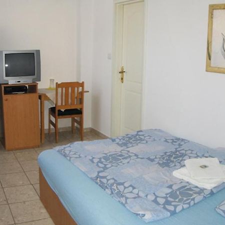 Nadix Panzio Bed & Breakfast Дебрецен Стая снимка