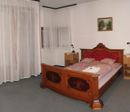 Nadix Panzio Bed & Breakfast Дебрецен Екстериор снимка
