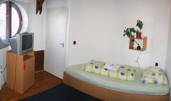Nadix Panzio Bed & Breakfast Дебрецен Стая снимка